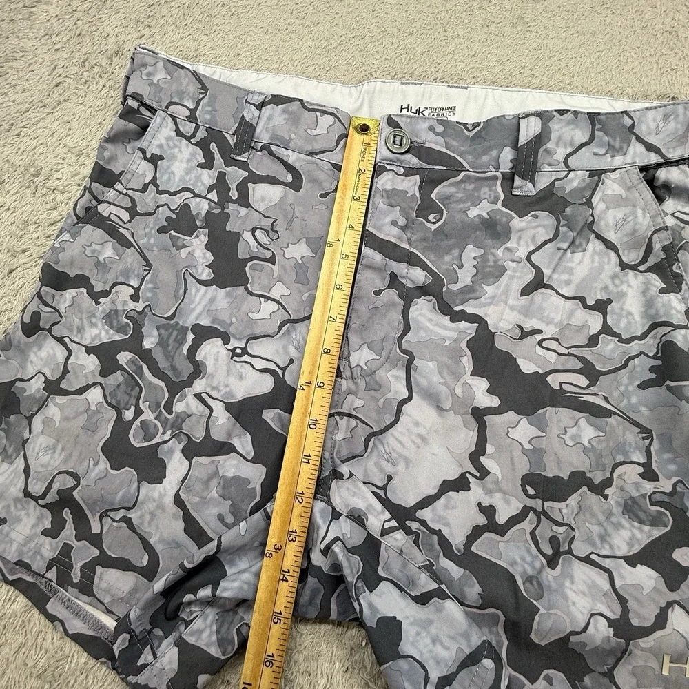 Huk Shorts Mens 2XL Gray Camo‎ Performance Fabrics Fishing Flex Waist